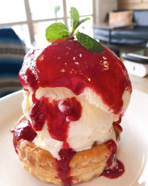 Kremalı ve kremalı lezzetli çilekli turta.