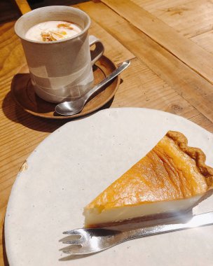 Kremalı ve karamel kaplı kahve ve çikolatalı kek.