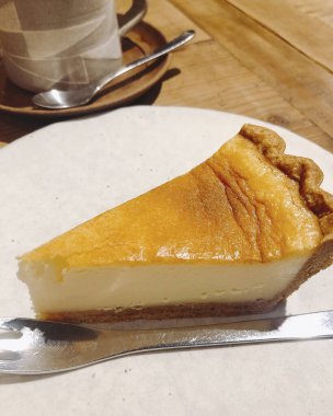 Karamel ile lezzetli peynirli kek