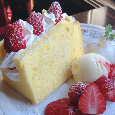 Çilekli, kremalı ve çilekli pasta.