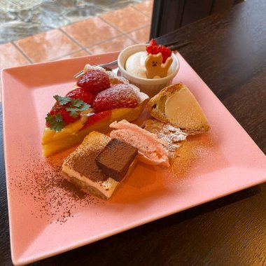 Çilekli, kremalı ve çikolatalı lezzetli bir tatlı.