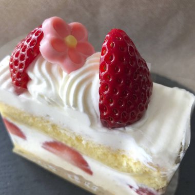 Çilekli ve kremalı lezzetli bir pasta.