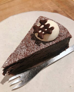 Kremalı ve kremalı çikolatalı pasta.