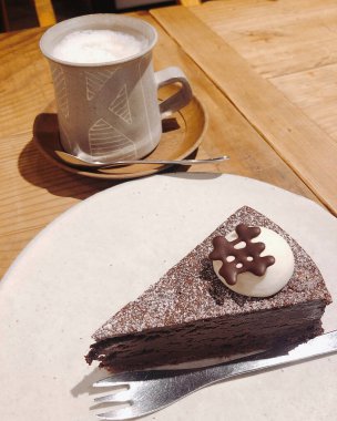 Kremalı ve kahveli lezzetli çikolatalı pasta.