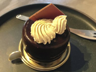 Kremalı ve naneli çikolatalı pasta.