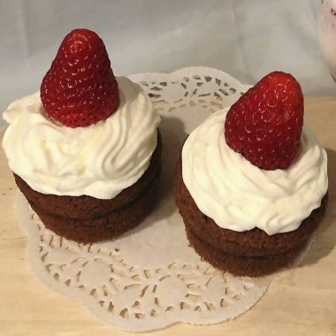 Krem şantili ve çilekli iki kek.