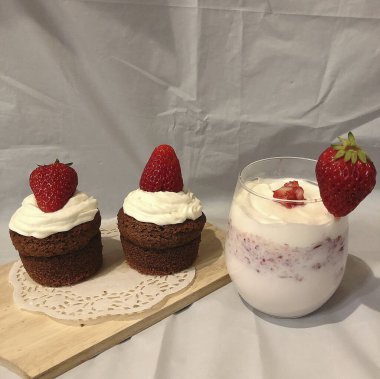 Lezzetli çikolatalı kek çilek ile