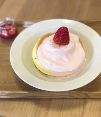 Tabakta çilekli pasta