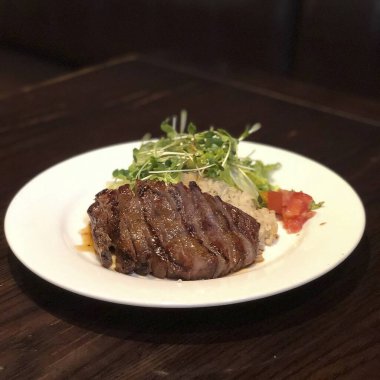 Sebze ve soslu ızgara biftek.