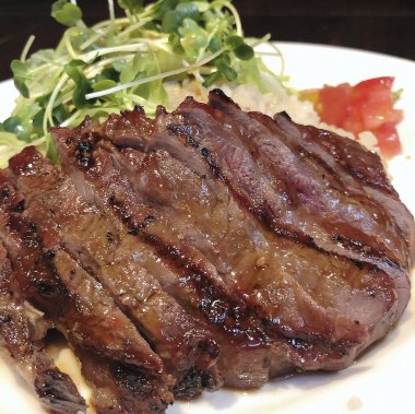 Salata ve domatesli ızgara biftek.