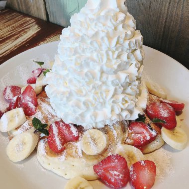 Çilekli çikolatalı krep, çırpılmış krema.