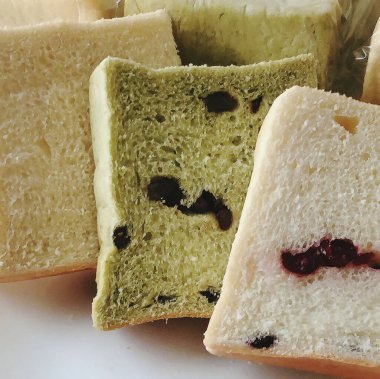 Tahtadaki reçelli taze ve sağlıklı yeşil ekmek.