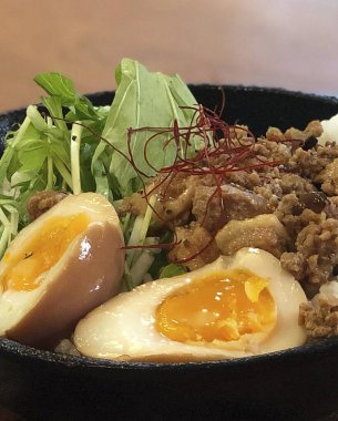 Yumurta ve sebzeli pilav.