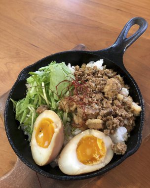 Biftek ve sebzeli Kore yemeği.