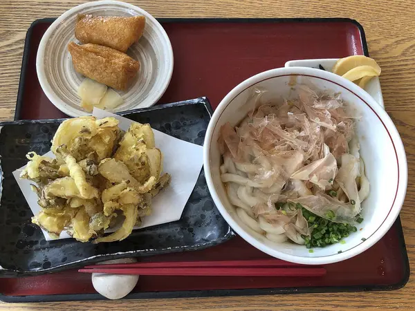 Sebze ve soslu kızarmış balık.