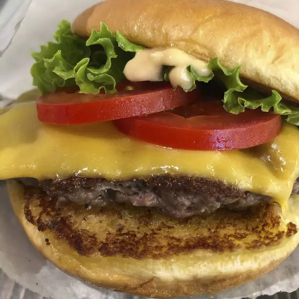 Peynirli ve domates soslu hamburger.