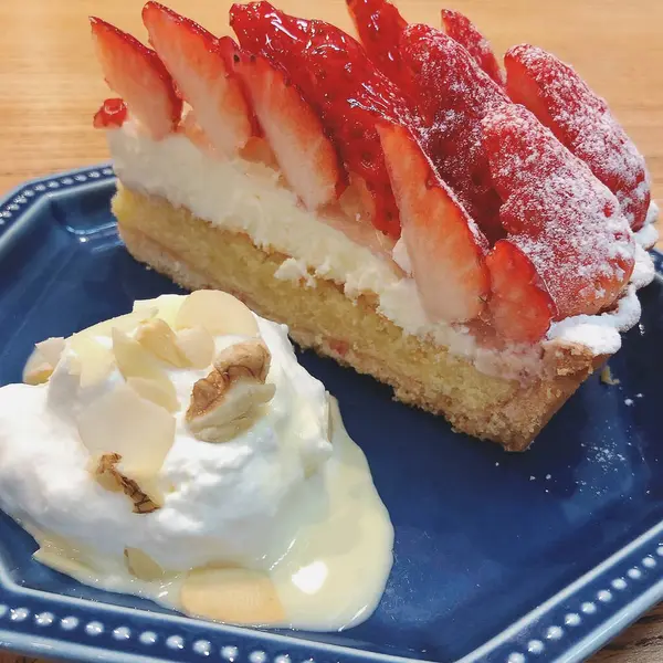 Krem şantili ve çilek reçelli çilekli pasta.