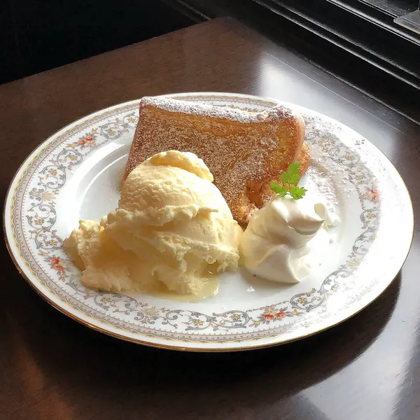 Dondurma ve limon beyaz tabakta