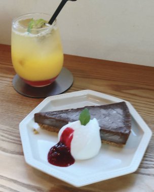 Kremalı ve naneli çikolatalı pasta.