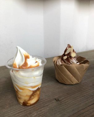 Dondurma ve kahve masada.