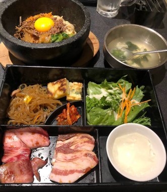 Lezzetli Asya yemeklerinin yakın görüntüsü