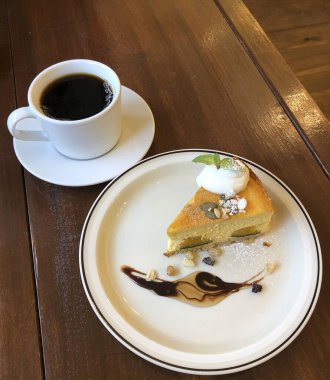 kek ve kahve ahşap masa üzerinde