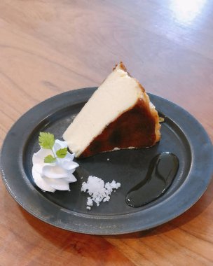 Bir dilim cheesecake.