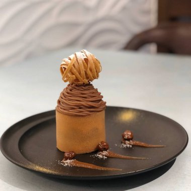 Çikolatalı dondurma, karamel ve çikolata.