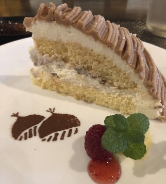 Kremalı ve fındıklı çikolatalı pasta