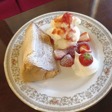 Lezzetli çikolatalı kek çilek ile