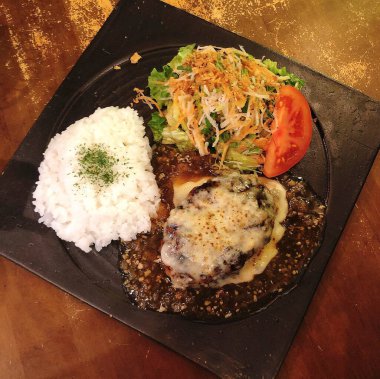 Soslu kızarmış domuz eti ve salata.