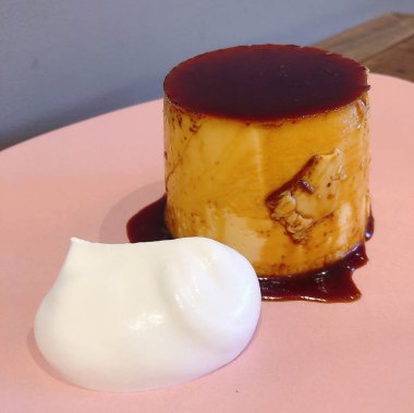 Çikolatalı kremalı pasta ve vanilya şurubu. Tatlı tatlı.