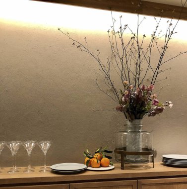 Masanın üzerinde mum olan bir bardak çay.