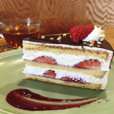 Kremalı ve kremalı çikolatalı pasta.