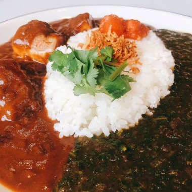 Pirinç, köri ve domuz eti yakından görülür.