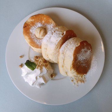 Krem şantili ve naneli çikolatalı çörekler.