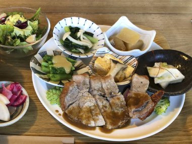 Lezzetli Asya yemeklerinin yakın görüntüsü