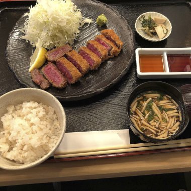 Somon ve sebzeli suşi.