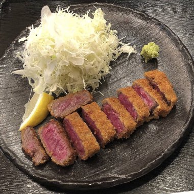 Pirinç ve sebzeli Japon bifteği.