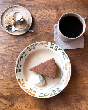 Bir fincan kahve, kek ve kahve.