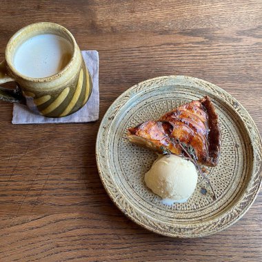 Bir dilim elmalı turta ve dondurma.