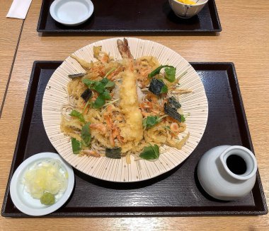 Sebze ve soslu kızarmış tavuk.