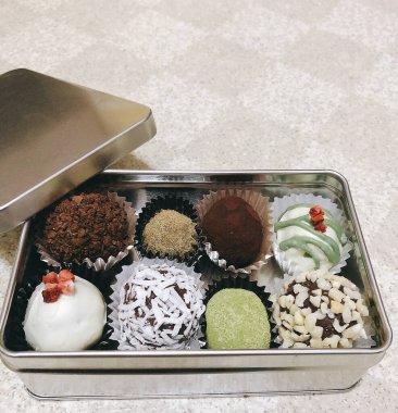 Bir fincan çayla lezzetli bir çikolatalı pastanın yakın çekimi.