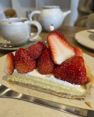 Masada çilek ve kremayla nefis bir pasta.