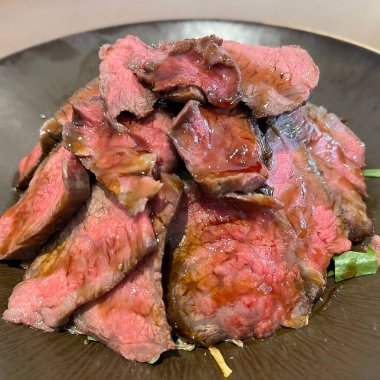 Sebzeli ve baharatlı biftek.