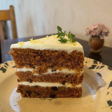 Kremalı ve çikolata soslu kek.