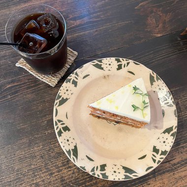 Bir parça kek ve bir fincan kahveyle birlikte bir parça kek.