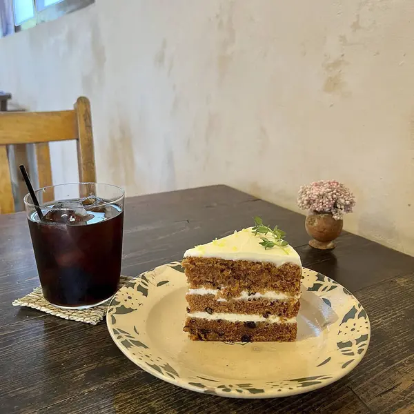 Masada kremalı ve nane yapraklı bir parça çikolatalı pasta.