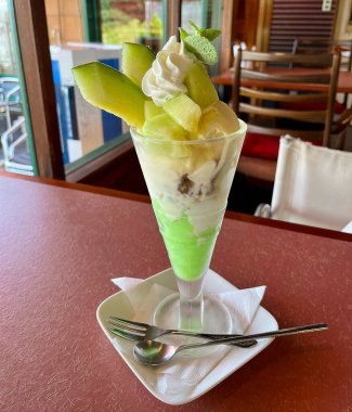 Naneli ve çikolatalı dondurma..