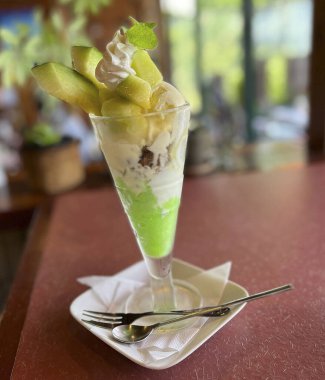 Kafede naneli dondurma ve dondurma.